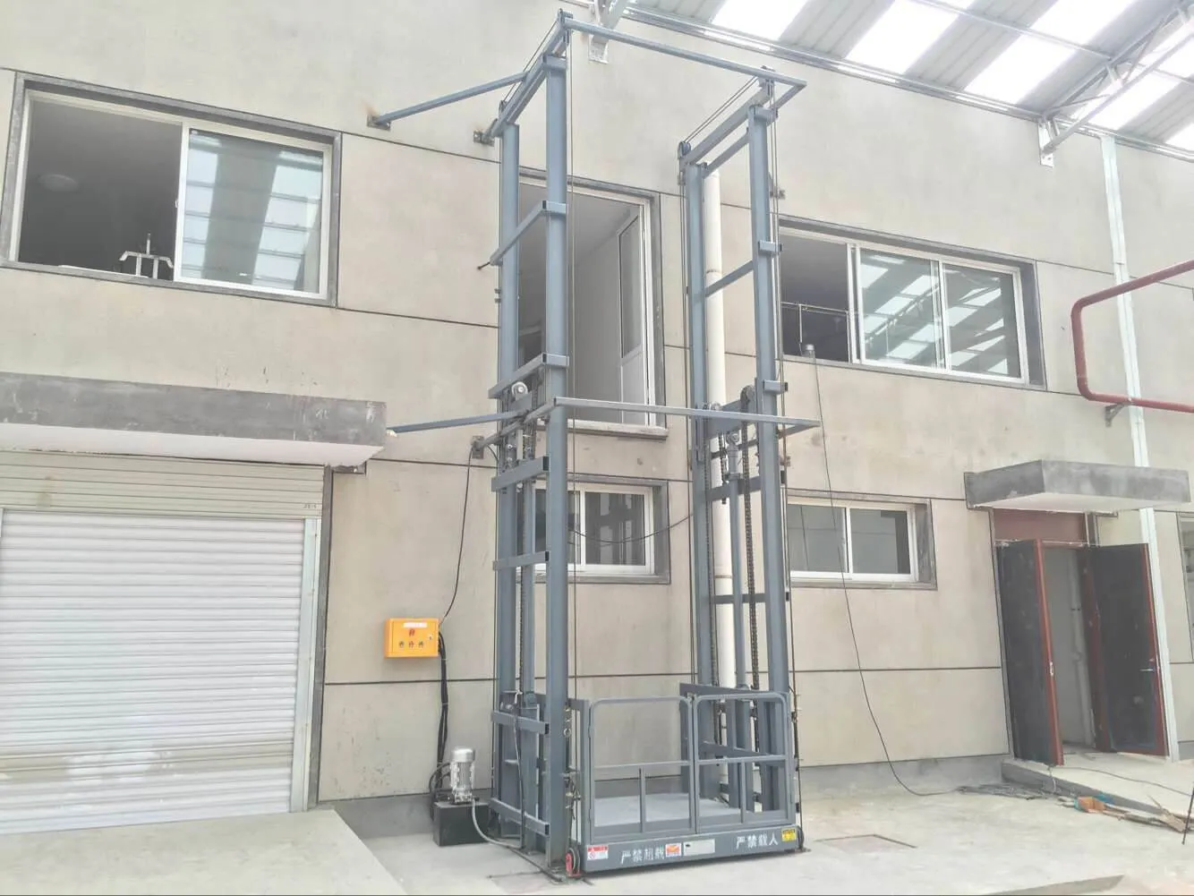 Cargo Lift